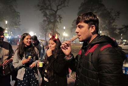 The taste of ice cream is best enjoyed by Delhiites at India Gate. (Photo: Manoj Verma/HT)