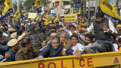 AAP activists along with senior party leader Anurag Dhanda (C) during the protest in Karnal on Wednesday. (HT Photo)