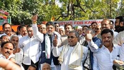 Karnataka chief minister Siddaramaiah and his deputy, DK Shivakumar, leading the protest. (ANI) Karnataka chief minister Siddaramaiah and his deputy, DK Shivakumar, leading the protest. (ANI)