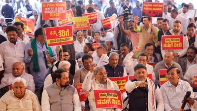 Karnataka chief minister Siddaramaiah and his deputy (on his left) DK Shivakumar during the protest at Jantar Mantar in New Delhi on Wednesday. (Reuters)