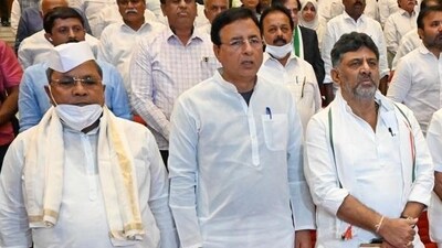 Karnataka chief minister Siddaramaiah with state deputy chief minister DK Shivakumar and Congress general secretary Randeep Surjewala. (ANI) (HT_PRINT) Karnataka chief minister Siddaramaiah with state deputy chief minister DK Shivakumar and Congress general secretary Randeep Surjewala. (ANI) (HT_PRINT)