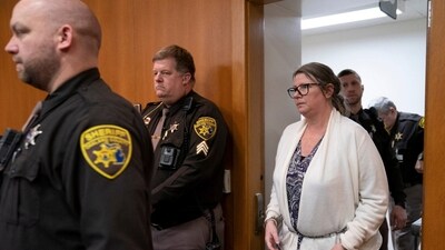 Jennifer Crumbley, the mother of Oxford High School shooter Ethan Crumbley, enters the court to hear the verdict just before the jury found her guilty on four counts of involuntary manslaughter on at Oakland County Circuit Court in Pontiac, Michigan, U.S. February 6, 2024.   Mandi Wright/USA Today Network via REUTERS.    NO RESALES. NO ARCHIVES. MANDATORY CREDIT (via REUTERS)