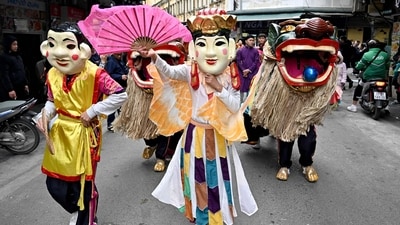 Performers and lion dancers take part in a procession for the upcoming Lunar New Year in Hanoi on January 28, 2024. (Photo by Nhac NGUYEN / AFP) (AFP) Performers and lion dancers take part in a procession for the upcoming Lunar New Year in Hanoi on January 28, 2024. (Photo by Nhac NGUYEN / AFP) (AFP)