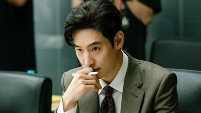 Taxi Driver actor Lee Je Hoon settles into his new role as a police detective with the highest arrest rate. (Instagram / mbcdrama_now)