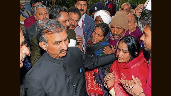 Hiamchal Pradesh chief minister Sukhvinder Singh Sukhu meeting the bereaved families in Solan on Wednesday. (HT Photo)