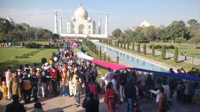 ‘Chadar-poshi’ at Taj Mahal on the last day of three-day ‘Urs’ (HT Photo) ‘Chadar-poshi’ at Taj Mahal on the last day of three-day ‘Urs’ (HT Photo)