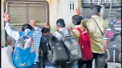 Commuters try to save man trapped between platform, train, but in vain