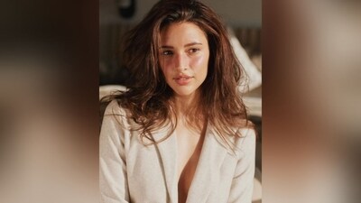 Assisted by celebrity makeup artist Savleen Kaur Manchanda, Tripti got decked up in nude eyeshadow, mascara-covered lashes, dewy foundation, rosy cheeks, luminous highlighter and a shade of nude lipstick. (Instagram/@tripti_dimri) Assisted by celebrity makeup artist Savleen Kaur Manchanda, Tripti got decked up in nude eyeshadow, mascara-covered lashes, dewy foundation, rosy cheeks, luminous highlighter and a shade of nude lipstick. (Instagram/@tripti_dimri)