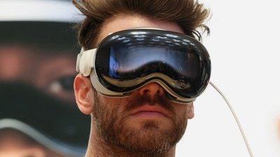A customer uses Apple's Vision Pro headset at the Apple Fifth Avenue store in Manhattan in New York City, U.S., February 2, 2024. REUTERS/Brendan McDermid (REUTERS)