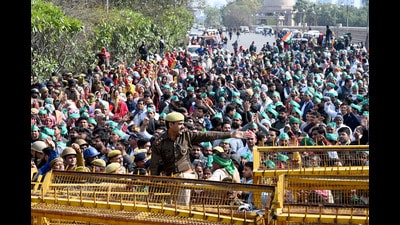 Farmers en route to Delhi for their protest, were stopped by UP Police at the Mahamaya flyover in Noida on Thursday. (Sunil Ghosh /HT) Farmers en route to Delhi for their protest, were stopped by UP Police at the Mahamaya flyover in Noida on Thursday. (Sunil Ghosh /HT)