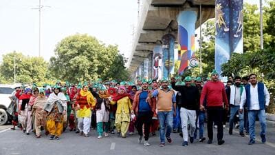 Farmers take to the streets in protest in Greater Noida on Wednesday. (Sunil Ghosh/ HT Photo) Farmers take to the streets in protest in Greater Noida on Wednesday. (Sunil Ghosh/ HT Photo)
