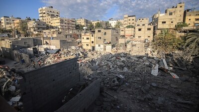 The rubble of destroyed buildings in a residential area targeted by Israeli missiles in the center of Khan Younis, southern Gaza, (Bloomberg) The rubble of destroyed buildings in a residential area targeted by Israeli missiles in the center of Khan Younis, southern Gaza, (Bloomberg)