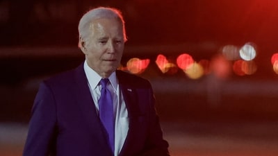 U.S. President Joe Biden walks to board Air Force One at John F. Kennedy International Airport, in New York City, U.S., February 7, 2024 (REUTERS/Evelyn Hockstein) (REUTERS)