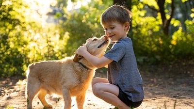 Playing with a dog can reduce stress levels in children and promote flow of feel-good hormones (Freepik) Playing with a dog can reduce stress levels in children and promote flow of feel-good hormones (Freepik)