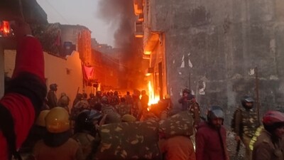 DM Nainital has imposed curfew in Banbhoolpura and ordered a shoot-on-sight order for rioters. DM Nainital has imposed curfew in Banbhoolpura and ordered a shoot-on-sight order for rioters.
