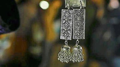 Jhumka mila re...Delhi ke baazar mein! Price: <span class='webrupee'>₹</span>25 at Shop 2, Sarojini Nagar. (Photo: Manoj Verma/HT) Jhumka mila re...Delhi ke baazar mein! Price: <span class='webrupee'>₹</span>25 at Shop 2, Sarojini Nagar. (Photo: Manoj Verma/HT)