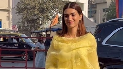 Kriti Sanon visits Siddhivinayak Temple Kriti Sanon visits Siddhivinayak Temple