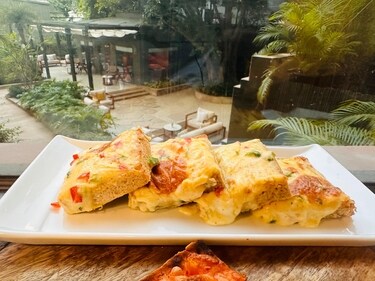 Cheesy bread pizza (Chef Vikram Shokeen) Cheesy bread pizza (Chef Vikram Shokeen)