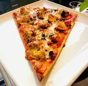 Tandoori Chicken Pizza (Chef Vikram Shokeen) Tandoori Chicken Pizza (Chef Vikram Shokeen)