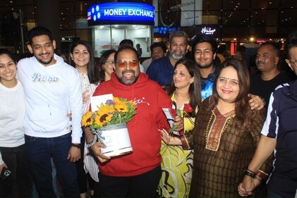 Shankar Mahadevan at Mumbai airport. (Varinder Chawla) (Varinder Chawla) Shankar Mahadevan at Mumbai airport. (Varinder Chawla) (Varinder Chawla)
