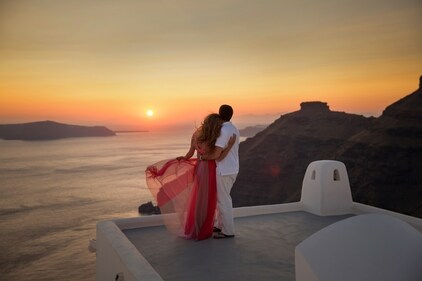Make the moment unforgettable in Santorini (Shutterstock) Make the moment unforgettable in Santorini (Shutterstock)