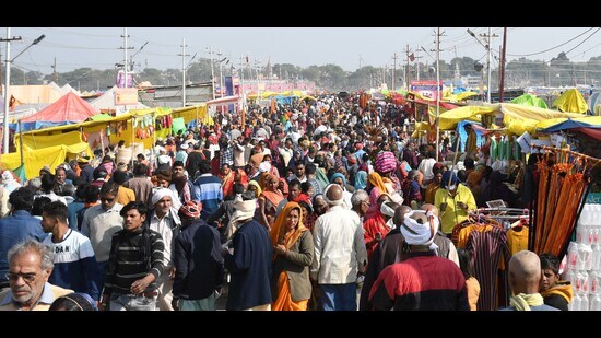 Rush of pilgrims arriving on the eve of the Mauni Amavasya snan at Magh Mela in Prayagraj on Feb 8. (Anil Kumar Maurya/HT)