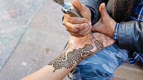 Get your love henna-ed on your hands! Price: <span class='webrupee'>₹</span>25 at Hanuman Temple, Connaught Place.(Photo: Manoj Verma/HT)