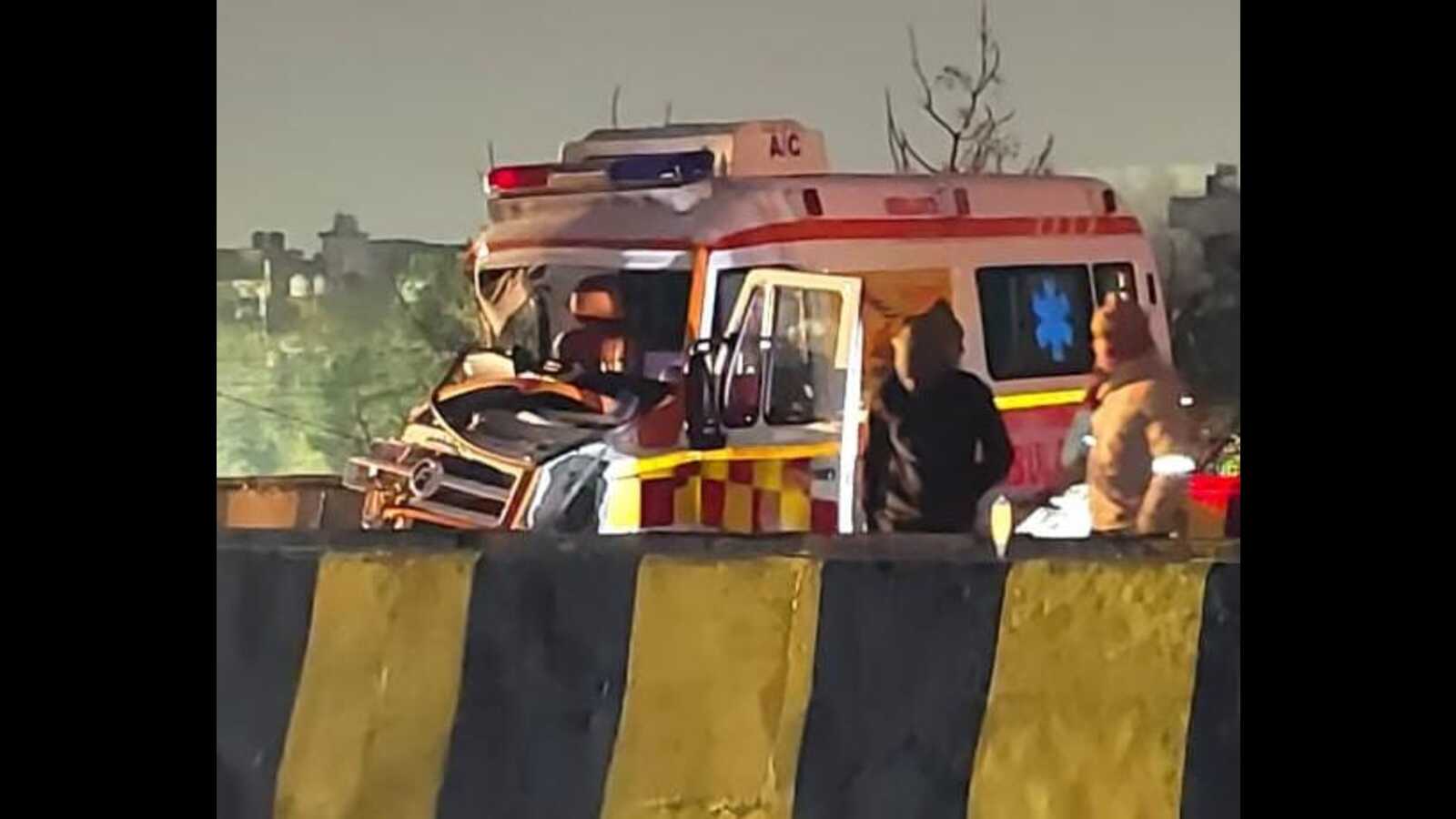 One critical after ambulance rams parked truck in Lucknow - Vimarsana News
