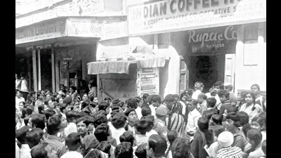 A crowd gathers outside the Rupa office in Kolkata in 1976, to buy early copies of Sunil Gavaskar’s autobiography, Sunny Days. (Courtesy Never Out of Print) A crowd gathers outside the Rupa office in Kolkata in 1976, to buy early copies of Sunil Gavaskar’s autobiography, Sunny Days. (Courtesy Never Out of Print)