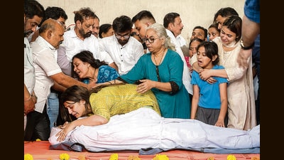 Inconsolable family members of Shiv Sena (UBT) leader Abhishek Ghosalkar at their residence in Borivali on Friday. (Satish Bate/ Hindustan Times) Inconsolable family members of Shiv Sena (UBT) leader Abhishek Ghosalkar at their residence in Borivali on Friday. (Satish Bate/ Hindustan Times)
