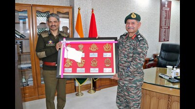 Jammu & Kashmir director general of police RR Swain presents a souvenir to Northern Army chief Lt Gen Upendra Dwivedi during his farewell ceremony, in Jammu. (ANI) Jammu & Kashmir director general of police RR Swain presents a souvenir to Northern Army chief Lt Gen Upendra Dwivedi during his farewell ceremony, in Jammu. (ANI)