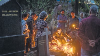 Mumbai, India - Feb. 9, 2024: Wife,Daughter and relatives of mauris noronha during his funeral procession at Mahalaxmi in Mumbai, India, on Friday, February 9, 2024. (Photo by Satish Bate/ Hindustan Times) (Hindustan Times) Mumbai, India - Feb. 9, 2024: Wife,Daughter and relatives of mauris noronha during his funeral procession at Mahalaxmi in Mumbai, India, on Friday, February 9, 2024. (Photo by Satish Bate/ Hindustan Times) (Hindustan Times)