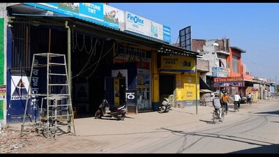 Municipal corporation commissioner Sandeep Rishi has taken note of these actions and instructed officers to file reports against the shopkeepers involved. (Manish/HT)