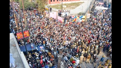 Supporters of Islamic cleric Tauqeer Raza Khan gather on roads after a 'jail bharo' call given by him over the Gyanvapi mosque issue, in Bareilly, Friday. (PTI) Supporters of Islamic cleric Tauqeer Raza Khan gather on roads after a 'jail bharo' call given by him over the Gyanvapi mosque issue, in Bareilly, Friday. (PTI)