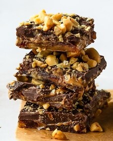 The chocolate date bark tastes like Snickers (Instagram) The chocolate date bark tastes like Snickers (Instagram)