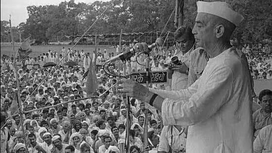 A file photo of former prime minister Charan Singh at the India Gate in New Delhi in August 1980. (HT File Photo/Virendra Prabhakar)
