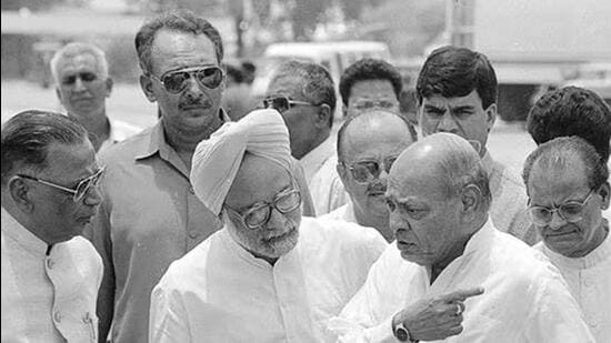 Manmohan Singh with former prime minister Narasimha Rao in June 1994 (Sanjay Sharma/HT)