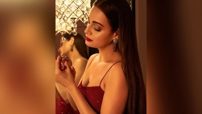 With the help of make-up artist Shraddha Mishra, Dia got decked up in shimmering eyeshadow, mascaraed lashes, darkened eyebrows, contoured cheeks with a touch of blush, glowing highlighter and a shade of bright red lipstick. With her straightened hair left open in the centre part, she completed her glam look. (Instagram/@diamirzaofficial)