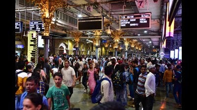 Commuters at the crowded platform due to the local train running late from Chhatrapati Shivaji Maharaj Terminus on Saturday. (Bhushan Koyande/HT) Commuters at the crowded platform due to the local train running late from Chhatrapati Shivaji Maharaj Terminus on Saturday. (Bhushan Koyande/HT)