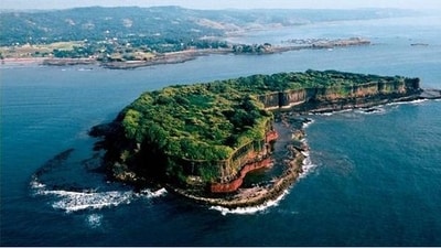 Suvarnadurg Fort: Suvarnadurg Fort is located near Harnai in Maharashtra and was built by Shivaji Maharaj to protect the coastal regions. It is known for its historical significance and scenic beauty. (Pinterest) Suvarnadurg Fort: Suvarnadurg Fort is located near Harnai in Maharashtra and was built by Shivaji Maharaj to protect the coastal regions. It is known for its historical significance and scenic beauty. (Pinterest)