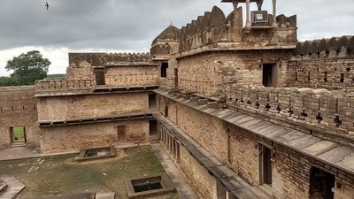 Khanderi Fort: Khanderi Fort is located near Mumbai in Maharashtra and is known for its strategic location in the Arabian Sea. It was built to protect the trade routes along the coast. (Pinterest) Khanderi Fort: Khanderi Fort is located near Mumbai in Maharashtra and is known for its strategic location in the Arabian Sea. It was built to protect the trade routes along the coast. (Pinterest)