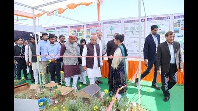 Narendra Tomar at the Farmer’s fair in Jhansi on Saturday (HT Photo)