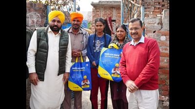 Punjab CM Bhagwant Mann and Delhi chief minister and AAP convenor Arvind Kejriwal during the ‘Ghar Ghar Muft Ration’ at Amloh in Fatehgarh Sahib on Saturday. (HT) Punjab CM Bhagwant Mann and Delhi chief minister and AAP convenor Arvind Kejriwal during the ‘Ghar Ghar Muft Ration’ at Amloh in Fatehgarh Sahib on Saturday. (HT)