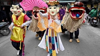 Performers and lion dancers take part in a procession for the upcoming Lunar New Year in Hanoi on January 28, 2024. (Photo by Nhac NGUYEN / AFP) (AFP) Performers and lion dancers take part in a procession for the upcoming Lunar New Year in Hanoi on January 28, 2024. (Photo by Nhac NGUYEN / AFP) (AFP)