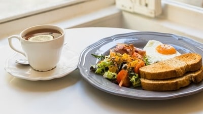 Skipping breakfast is fast gaining popularity in the era of intermittent fasting where people eat in a specific time window, say 8 hours, and fast for the rest. (Freepik) Skipping breakfast is fast gaining popularity in the era of intermittent fasting where people eat in a specific time window, say 8 hours, and fast for the rest. (Freepik)