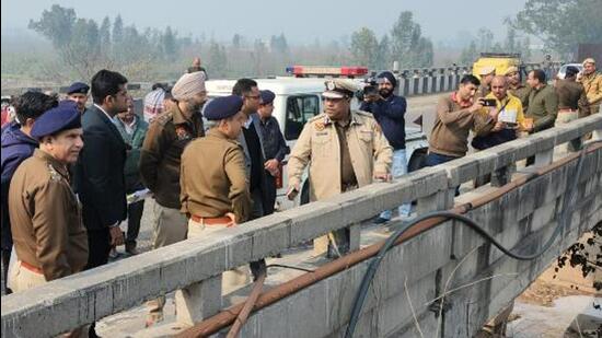 DGP Shatrujeet Kapur and other police official at the Shambhu border. (HT Photo)