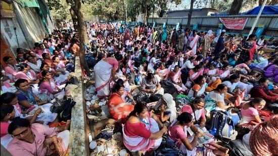 Over 10,000 ASHA workers continued to stage a strong protest on Day 2 on Saturday outside the Thane collector’s office, demanding that the state government issue the Government Resolution (GR). (Praful Gangurde / HT Photo)