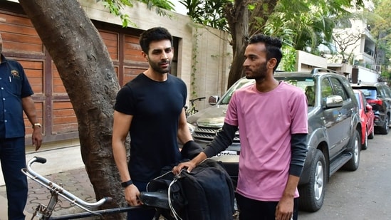 Kartik Aaryan with the fan.