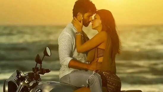 Teri Baaton Mein Aisa Uljha Jiya box office collection day 1: Shahid Kapoor and Kriti Sanon in a still from the film.