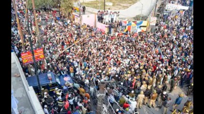 (HT PhotoThousands gathered in Bareilly on Friday in response to Maulana Tauqeer Raza’s call.)